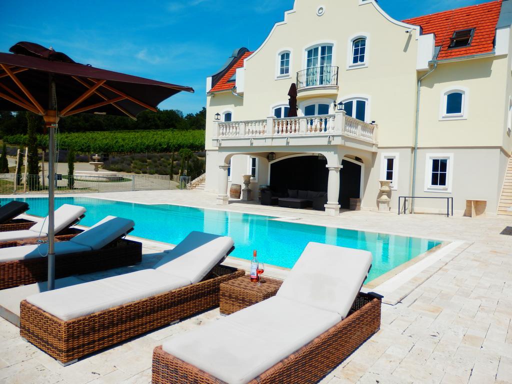 Liszkay Borkuria Hotel Monoszlo Bagian luar foto
