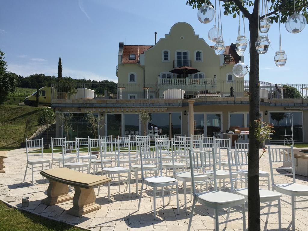 Liszkay Borkuria Hotel Monoszlo Bagian luar foto