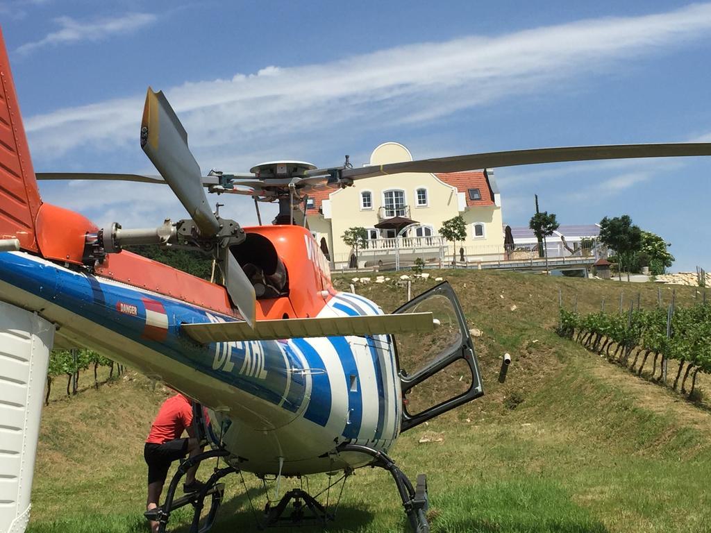 Liszkay Borkuria Hotel Monoszlo Bagian luar foto