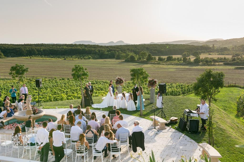 Liszkay Borkuria Hotel Monoszlo Bagian luar foto