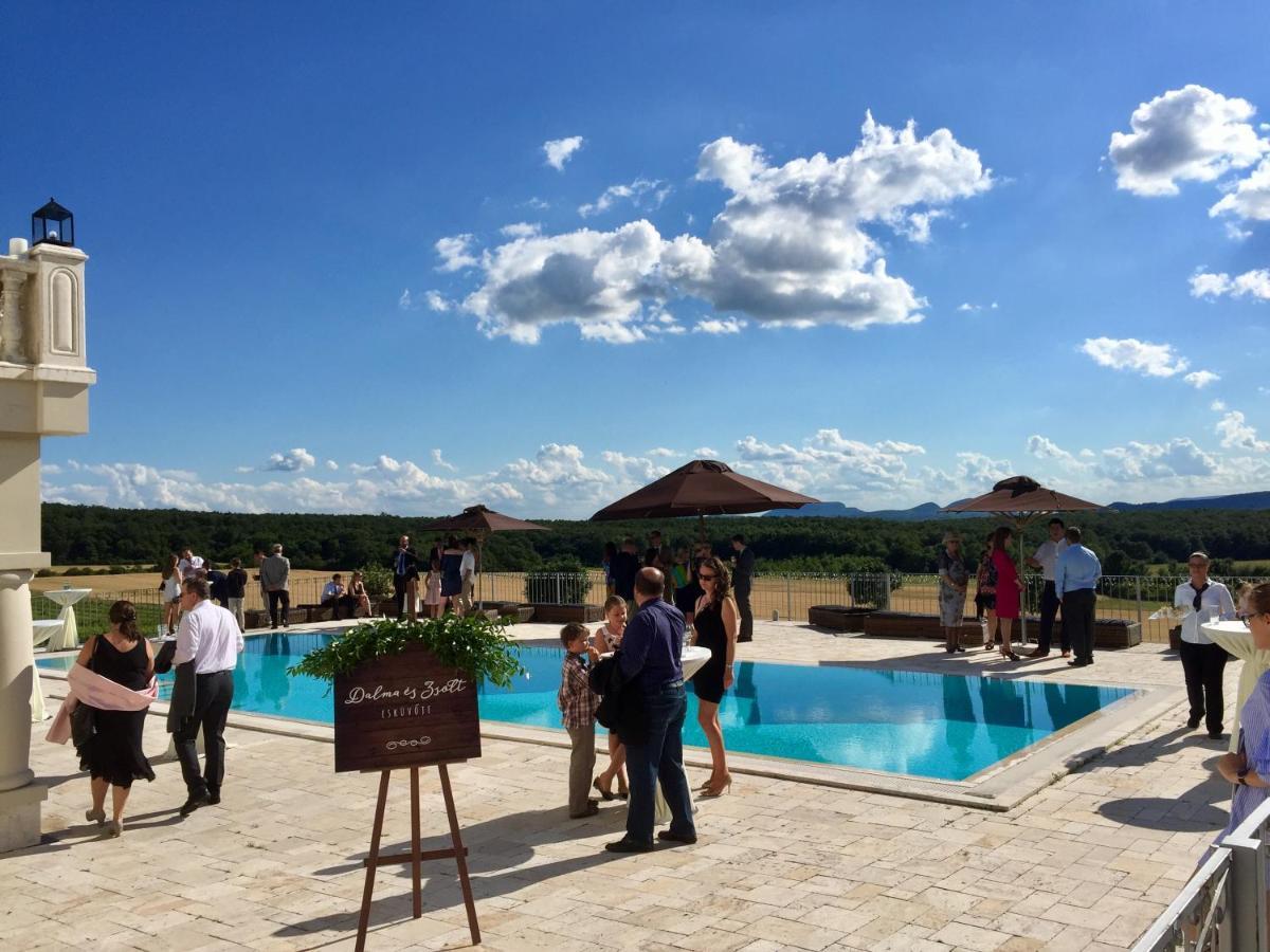 Liszkay Borkuria Hotel Monoszlo Bagian luar foto